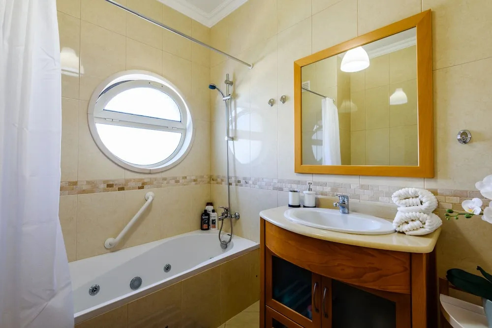 Sea view Apartment with 3 spacious Terraces & 2 Swimming pools