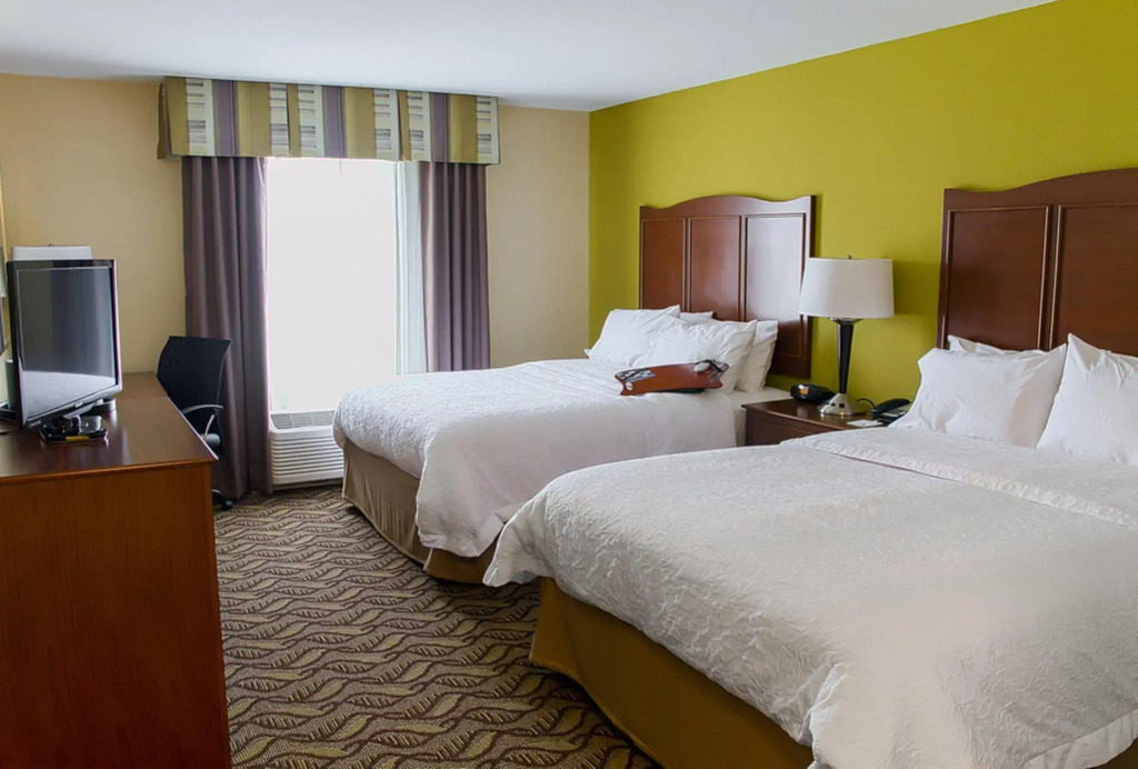 Hampton Inn Dekalb - Near the University