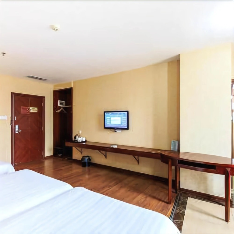 Yangjiang Poli Holiday Hotel (Jiangcheng Yueyun Bus Terminal)