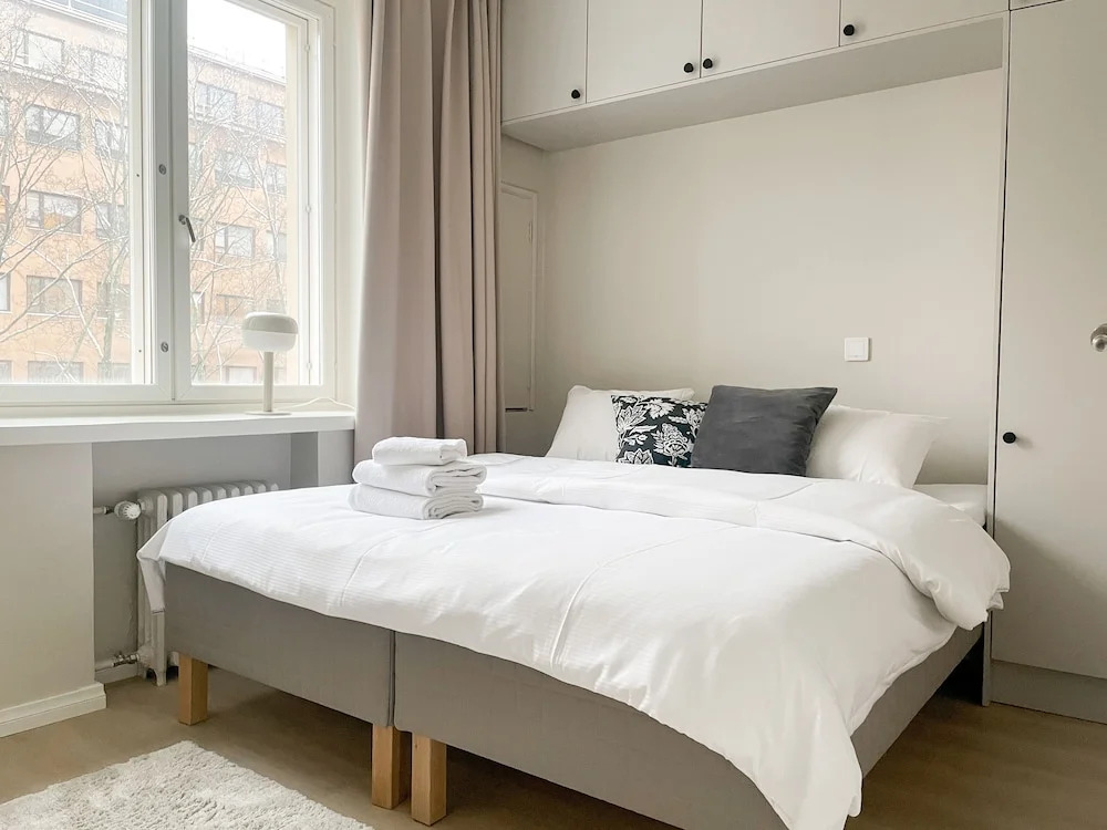 Central 1BR next to the park