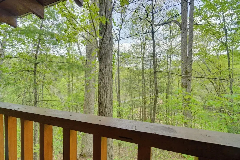 Gatlinburg Cabin with Pool Table about 6 Mi to Downtown!