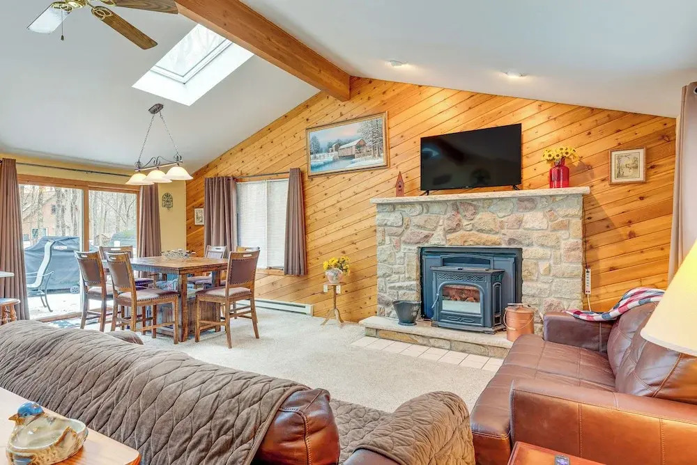 Lake Access & Game Room: Cabin in Pocono Mtns