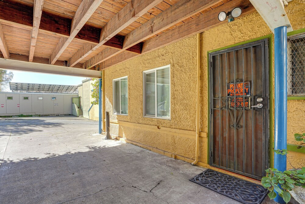 Walkable Dtwn Oakland Apt w/ Shared Rooftop!