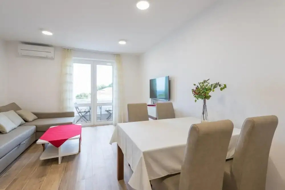 Apartment Luce Royal - One Bedroom Apartment With Balcony and Sea View