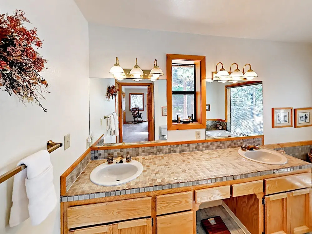 4BR South Lake Tahoe Multi Level House by RedAwning
