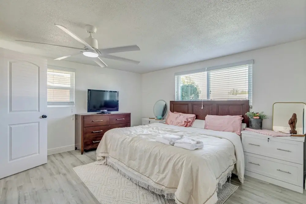 6 Mi to Hudson Beach! Pet-friendly Retreat w/ Yard