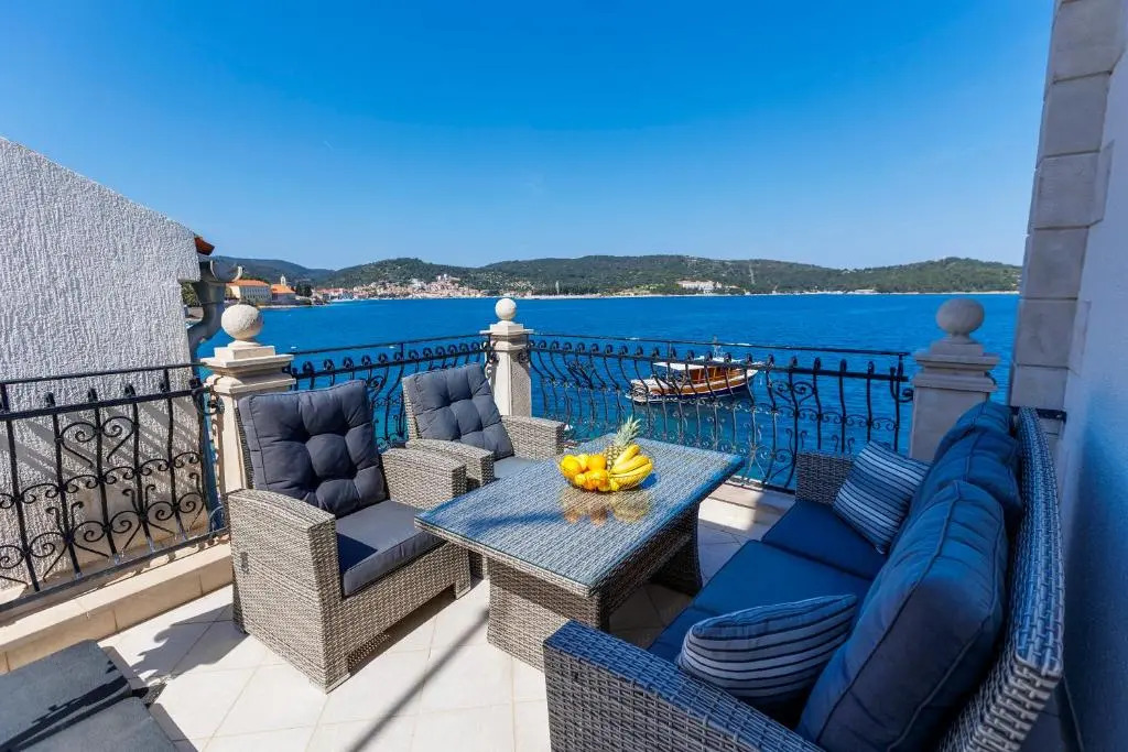 Seafront Apartment For4