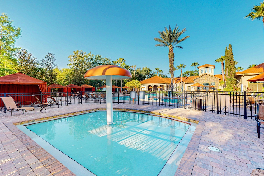 Fantastic Lake-view Condo With Pool, hot Tub, Balcony, AC & Kitchen -near Disney