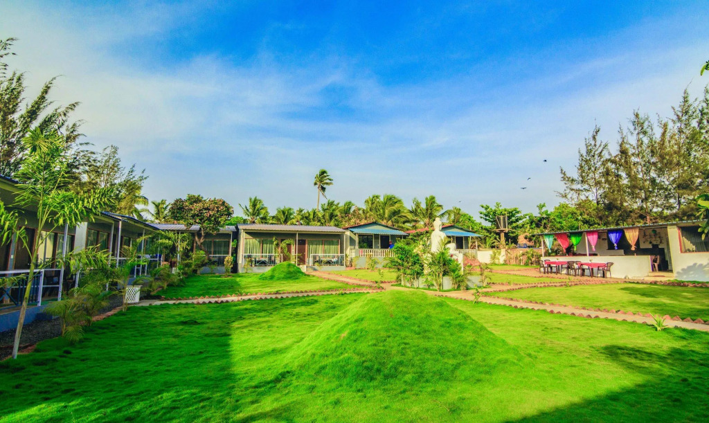 Treebo Lands End Beach Resort - 100m From Morjim Beach