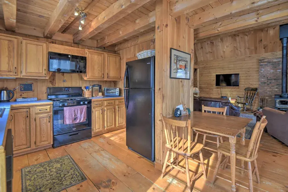 Rustic Madison 'treehouse' Cabin With Game Room!