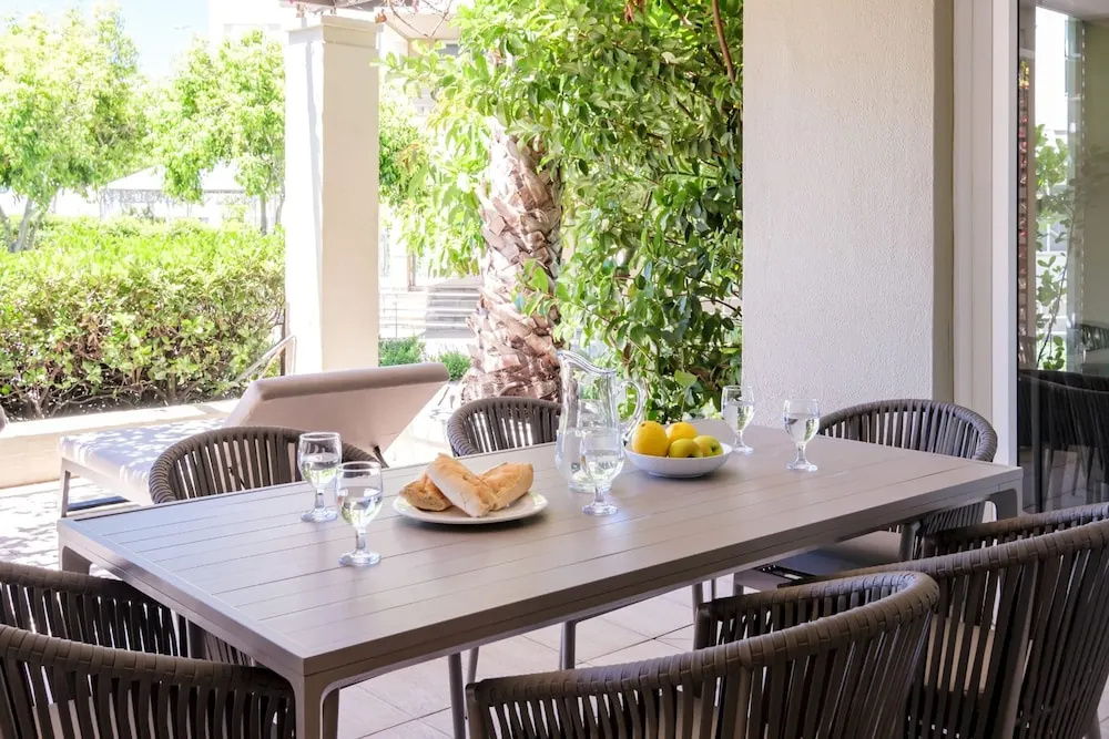 Beautiful Apartment at the Waterfront Marina Altmore 001