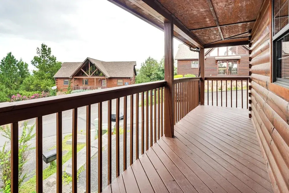 2 Mi to Dollywood: Mtn Cabin w/ Pool Access!