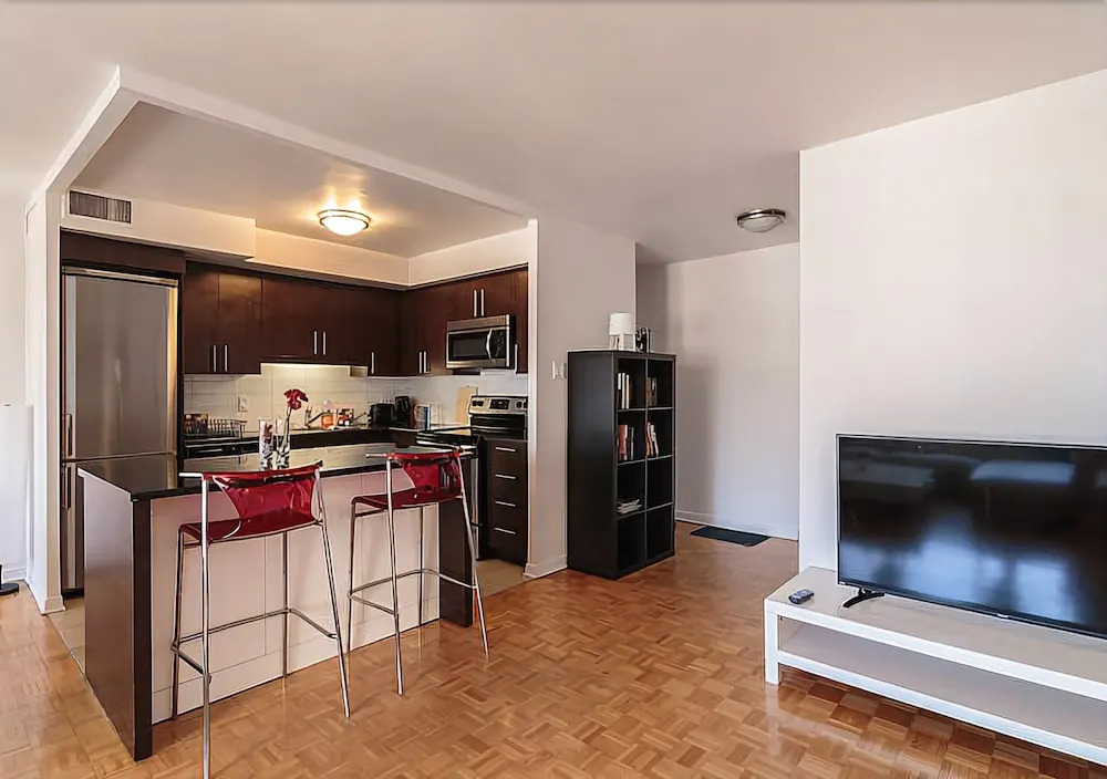 Pristine 2BR with gym in Posh Downtown