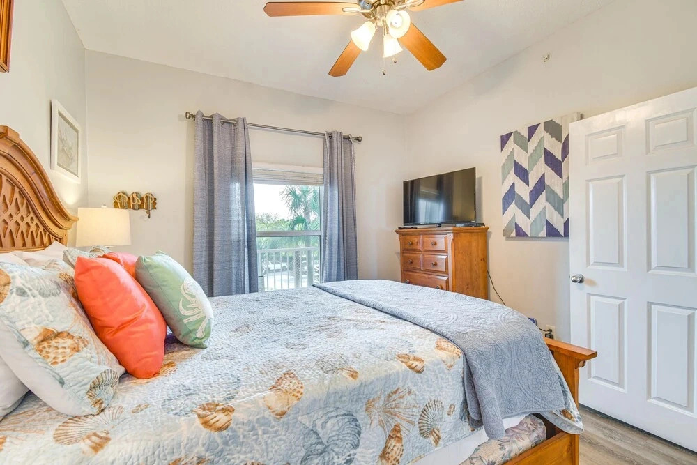 Gulf Shores Condo w/ Balcony: 2 Mi to Fort Morgan