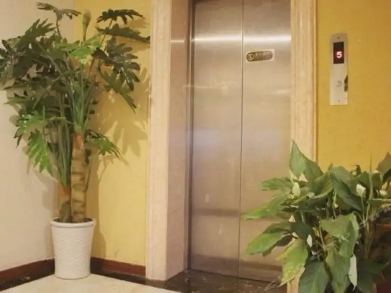 GreenTree Inn Shanghai Xujiahui Meiluo City 80,000 People Stadium Subway station Shell Hotel