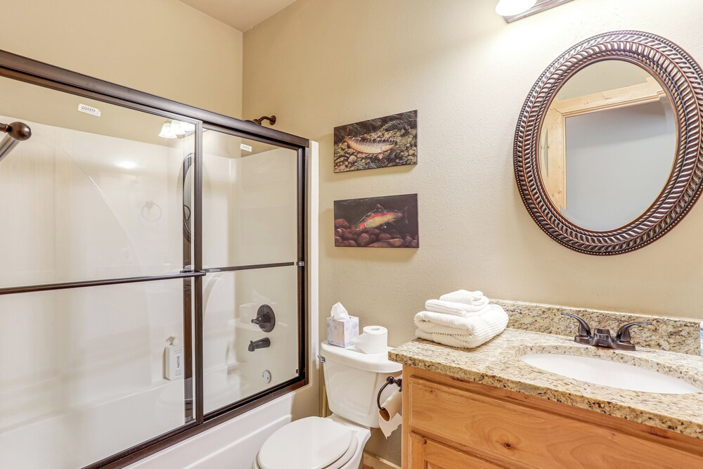 Fish the White River! Sleek Family Home in Flippin