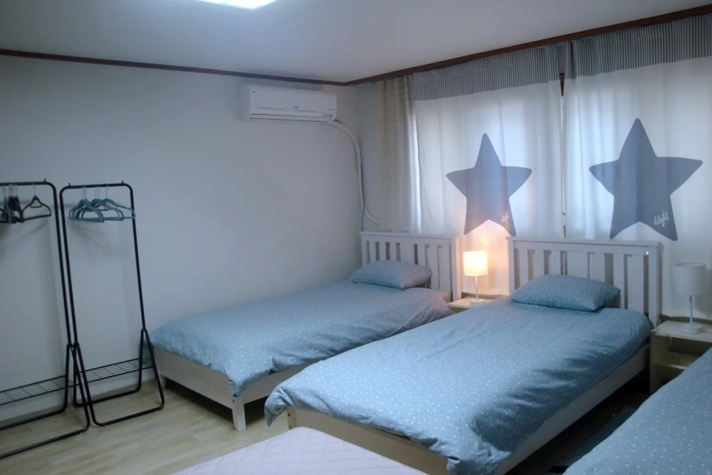 Enough Hongdae Guesthouse(이너프 게스트하우스)