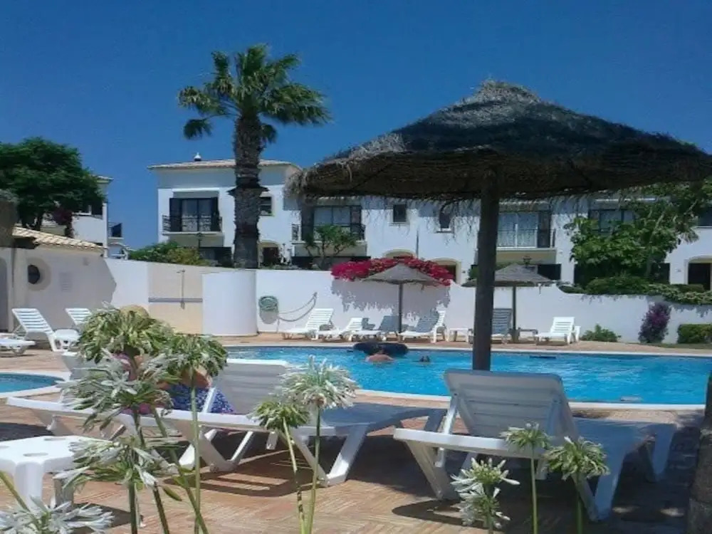 3 Bed Villa, Sleeps 6, Free WiFi, Quiet Location