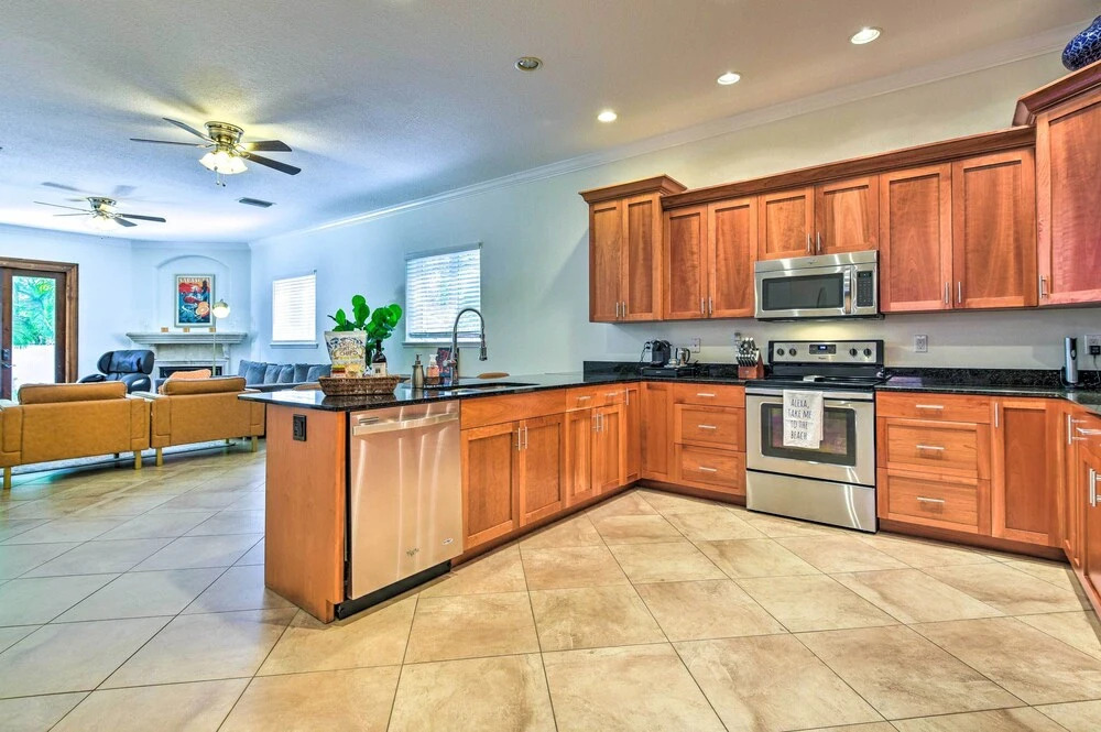 Sunny Sarasota Abode w/ Yard ~ 1 Mi to Dtwn!