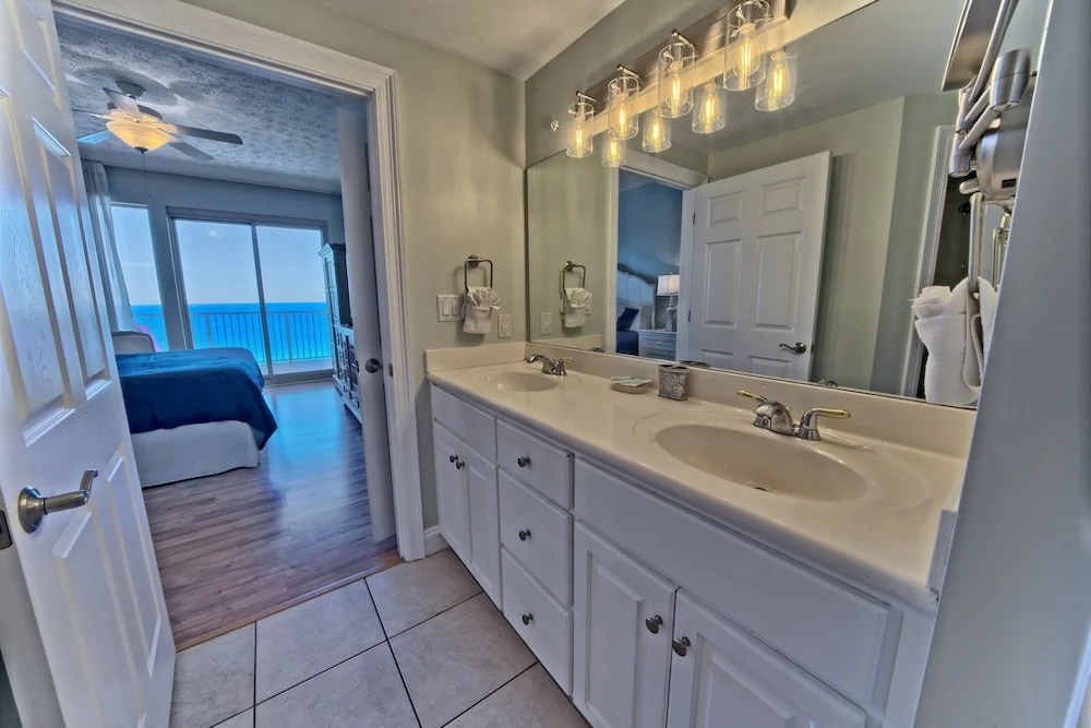 Cozy Oceanfront Condo with Beachside Pool - Unit 1602 by RedAwning