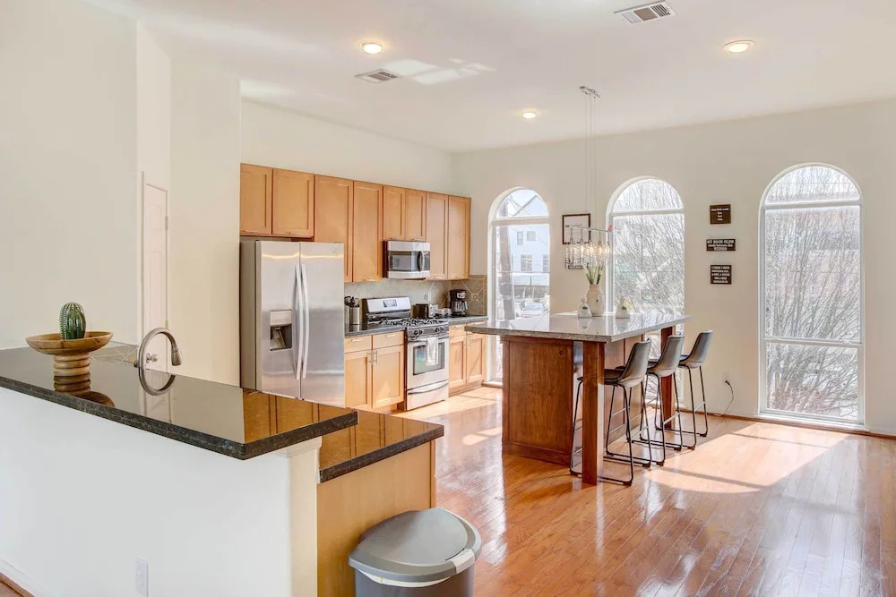 Downtown Houston Townhome w/ City Views!