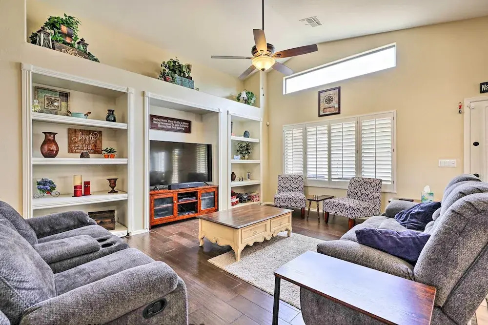 5 Mi to Golf Courses: Bbq-ready Surprise Home