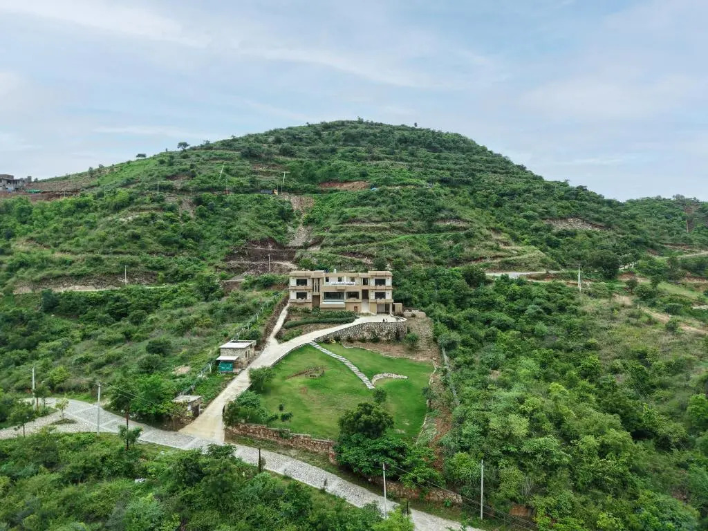 SaffronStays Aurum Villa, Moringa Valley - 3BR hilltop villa with Aravalli views, bonfire & trails near Lake Pichola