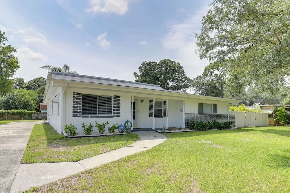 Bright Pinellas Park Getaway w/ Private Pool!