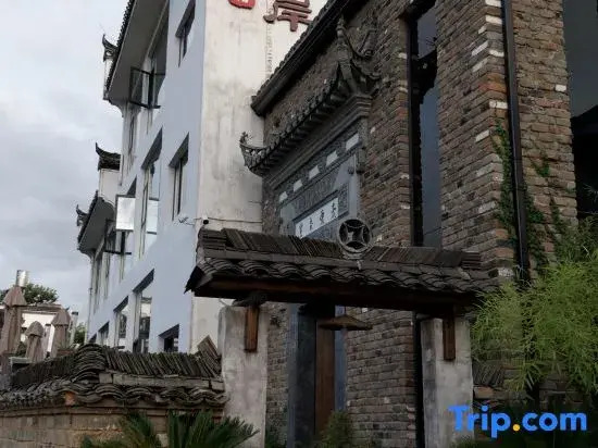 Wuyuan style waterfront homestay