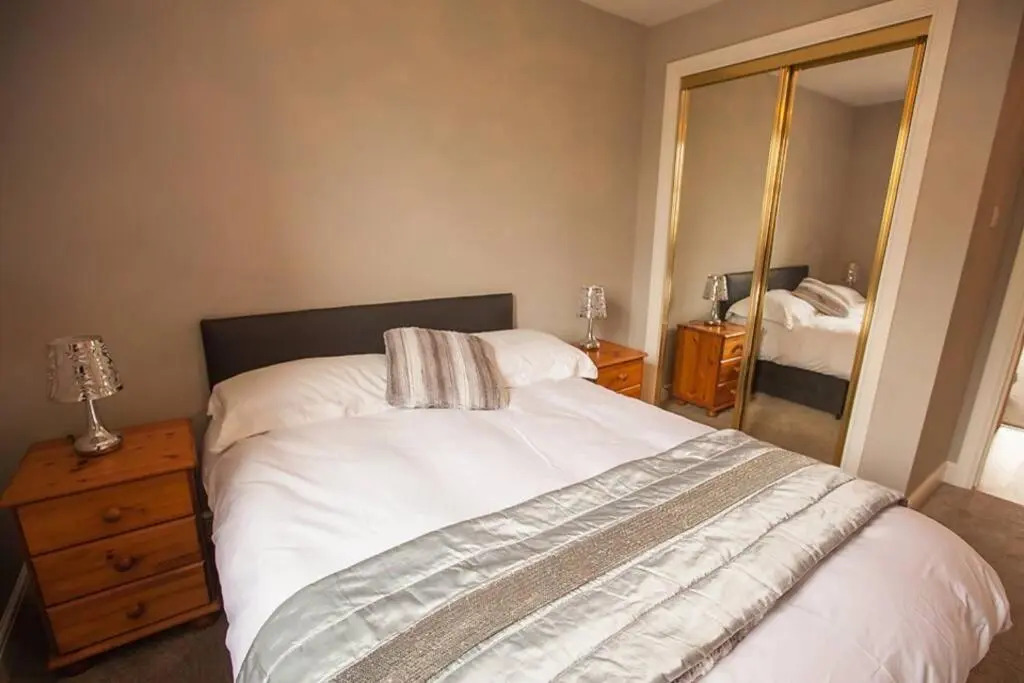 City Centre Executive 2 Bed Apartment with WiFi & Parking