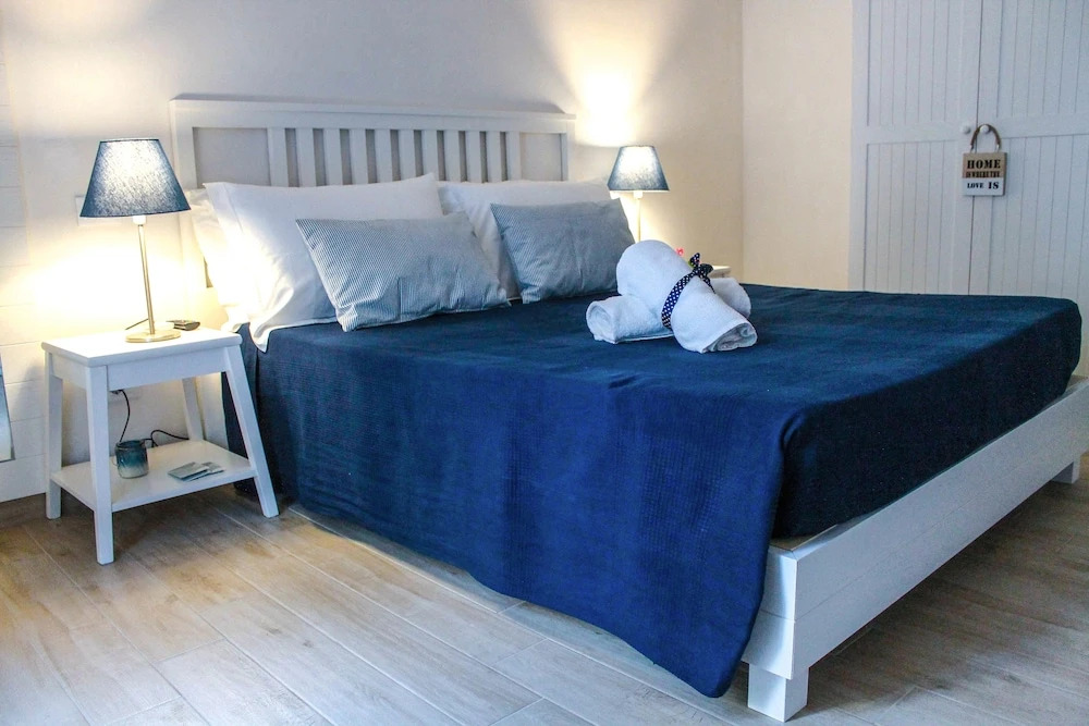 Villa Almyra - 4 Double Bedrooms with Exclusive Garden & Parking Steps from the Beach