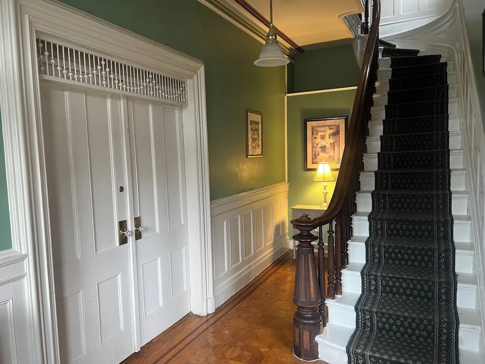 2 Br Victorian Apt 2800 sq ft 2 Floors With Full Kitchen 2 Baths and Laundry