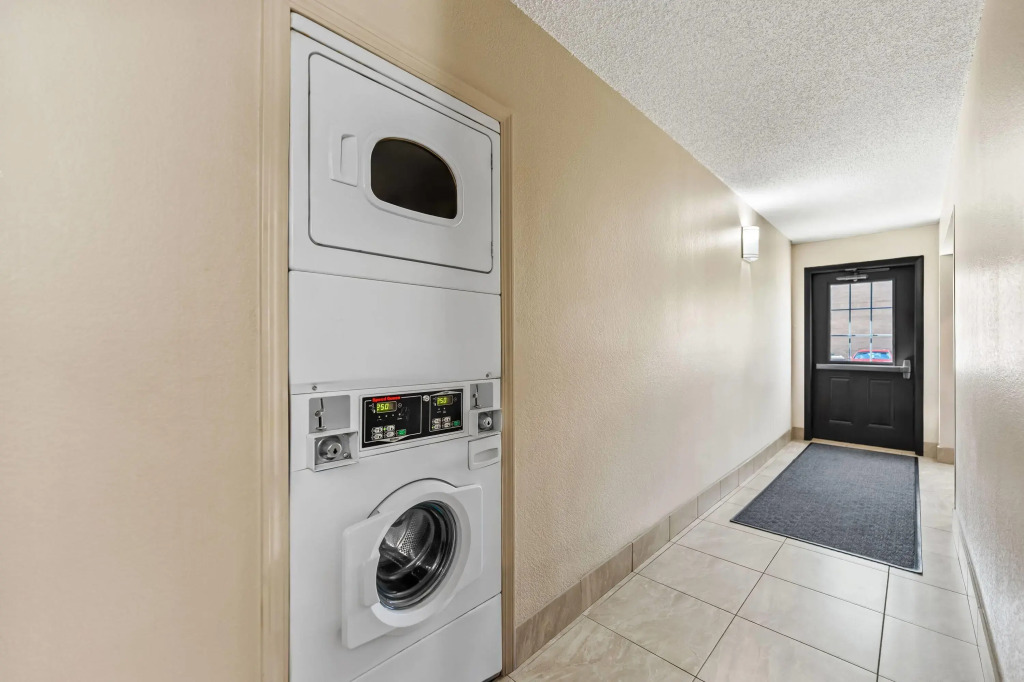 Super 8 by Wyndham Elgin