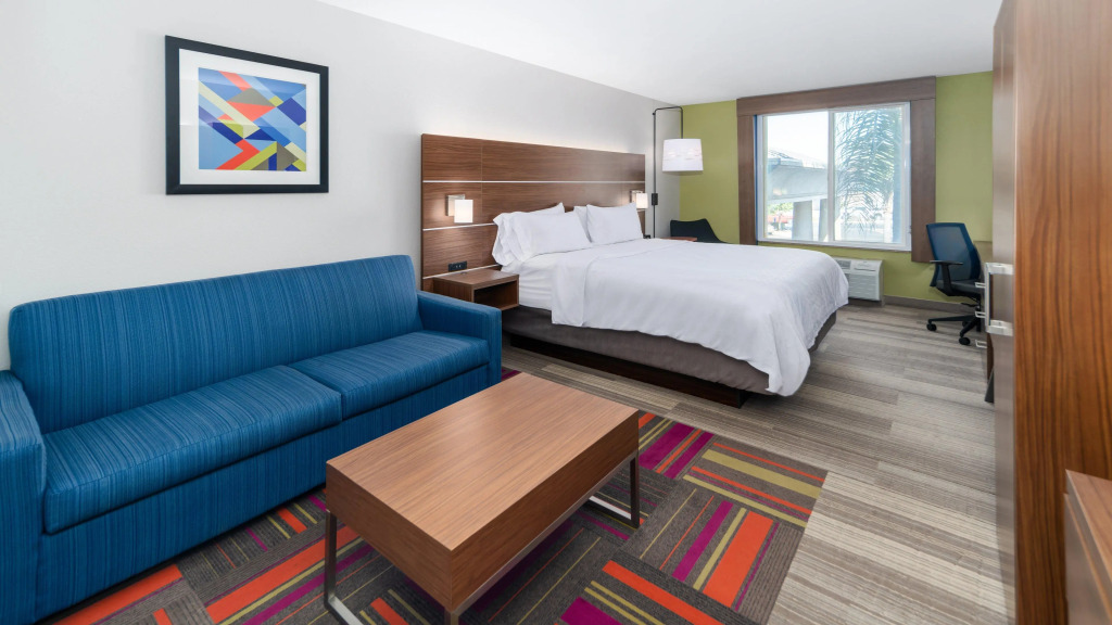 Holiday Inn Express & Suites Dinuba West by IHG