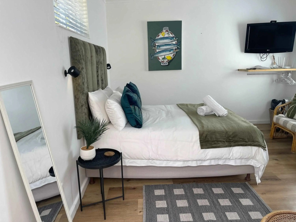 Caren's Hideaway - 7 min walk to Beach & Covered Patio, Braai & WIFI
