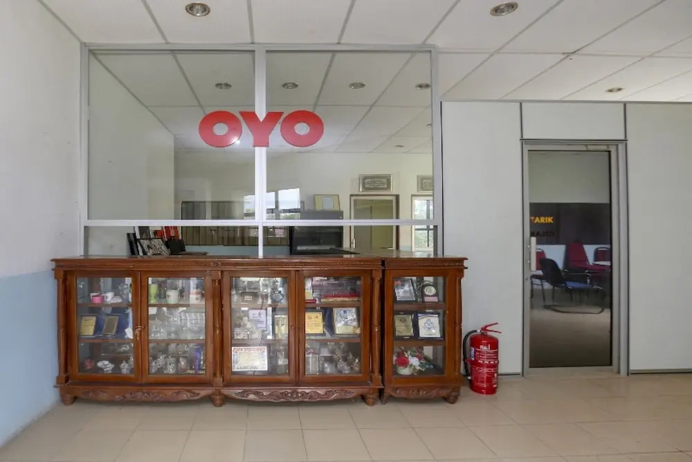 OYO 90441 Cz Traveler's Hotel