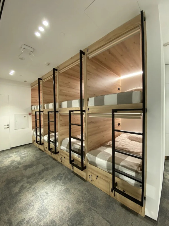 Зал сна и отдыха Sleep Lounge, Терминал D — хостел