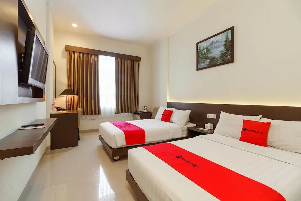 Alqueby Hotel near Kiara Artha Park & Trans Studio Mall Mitra RedDoorz