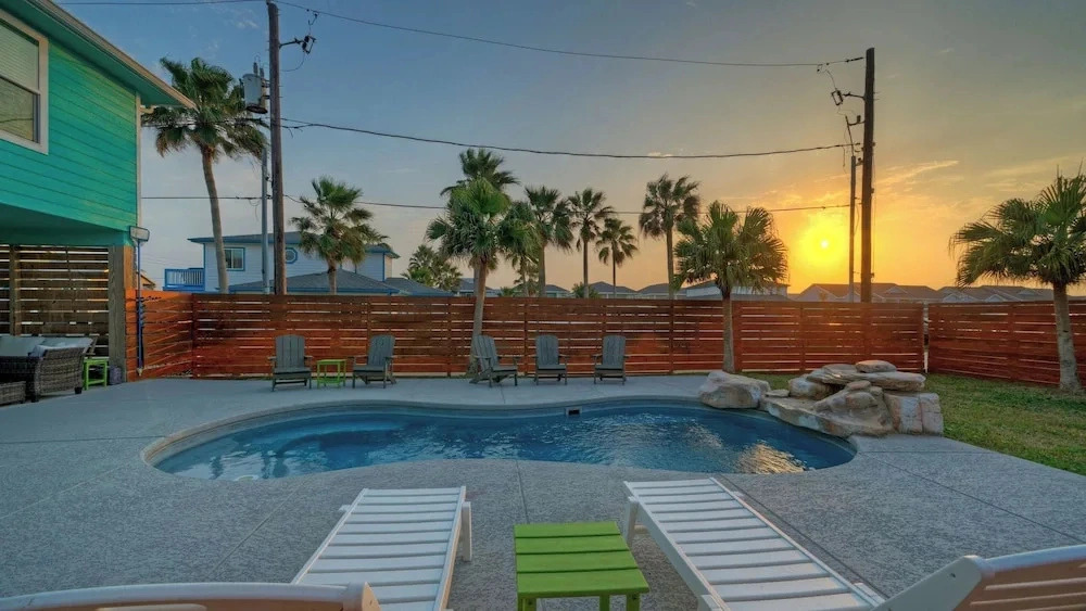 Tickle My Fansea by Avantstay Mins to Shore + Private Pool + Lounge Stylish Beach House