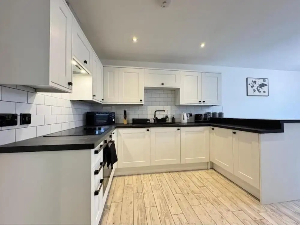 4 Guests - 2 Bedrooms - Parking - 9min City Centre