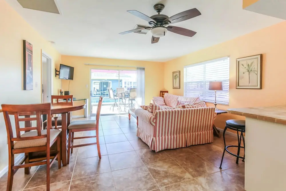 Seatuit Condominiums