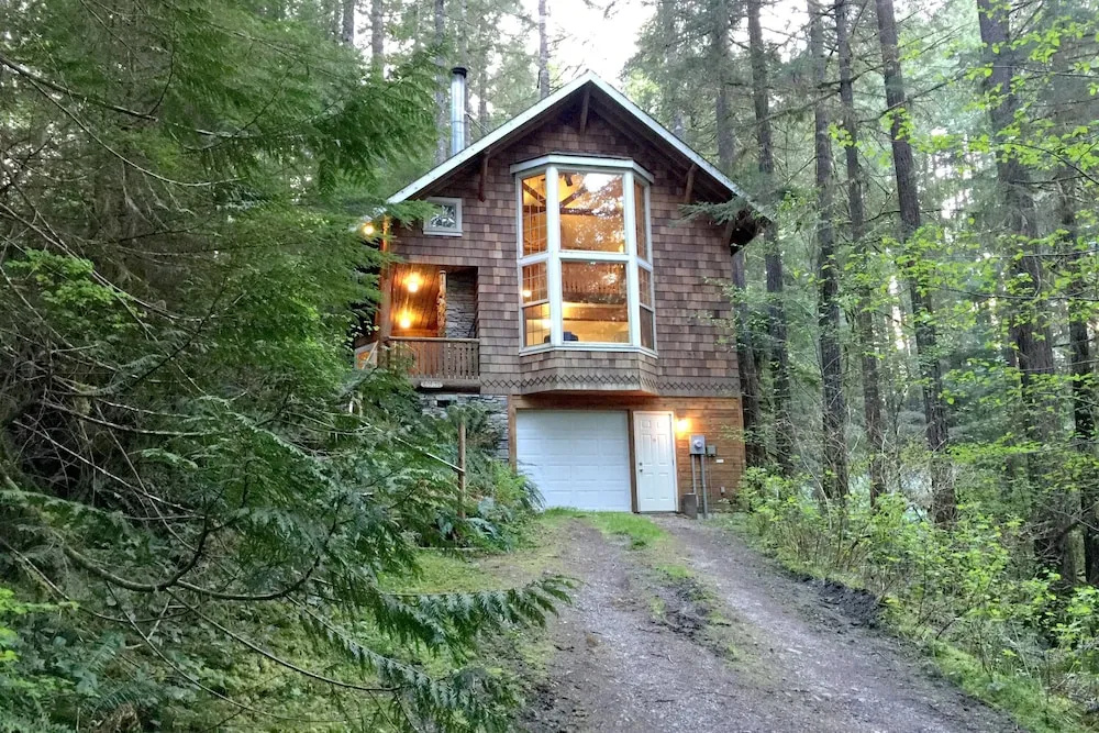 Snowline Cabin #25 A Country-style pet Friendly Cabin With hot tub and Wifi!