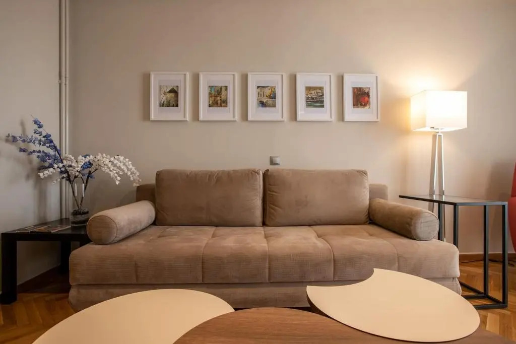 Luxurious 4 bdrm+3 bath Apt in the heart of Athens
