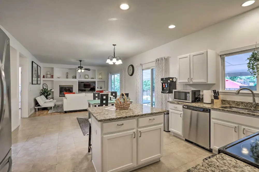 Spacious Thornton Home: 15 Mi to Downtown Denver!