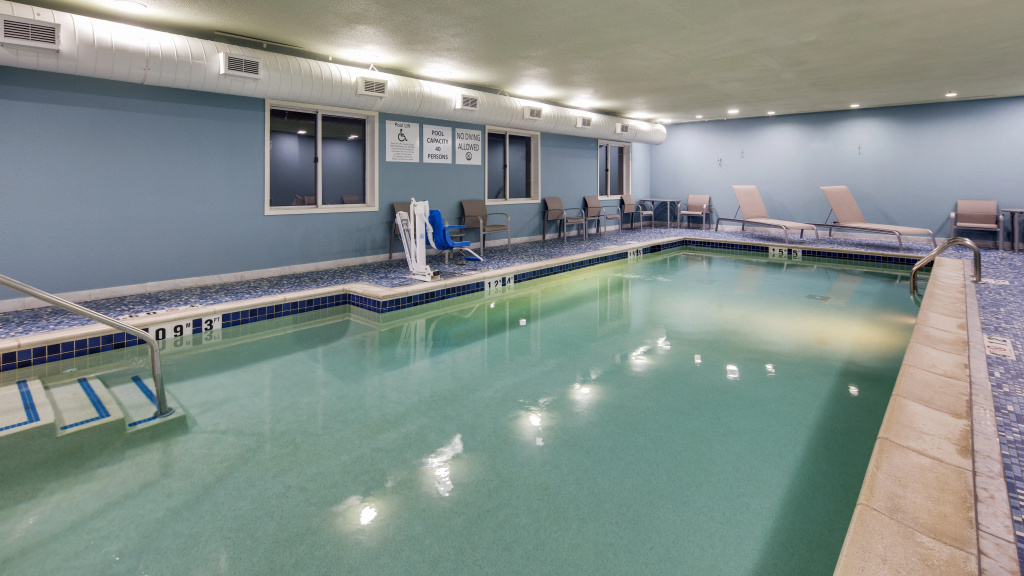 Holiday Inn Express & Suites Detroit - Farmington Hills by IHG