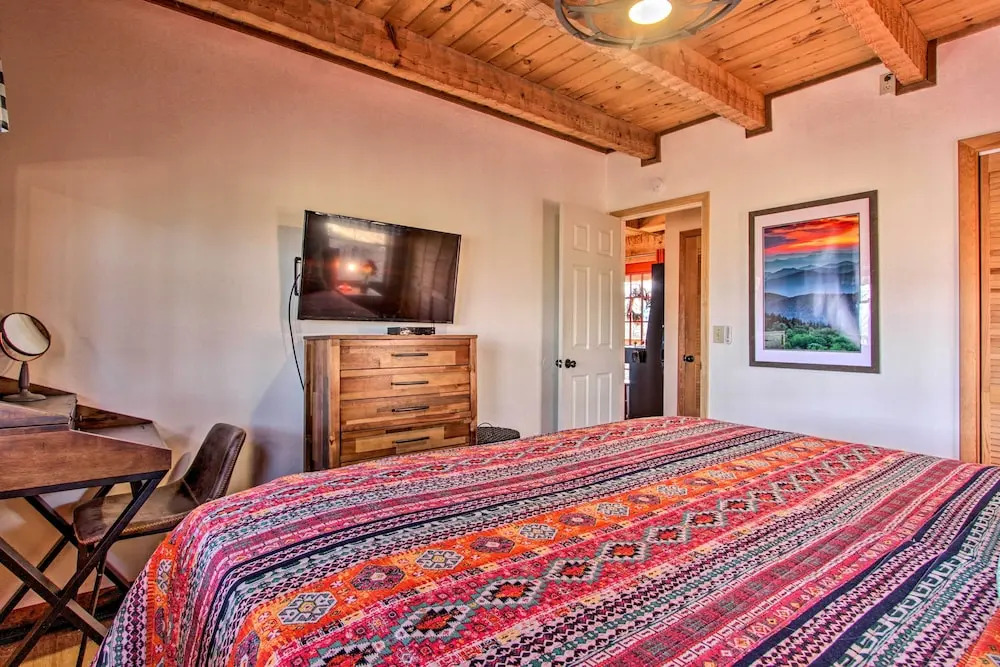 Panoramic-view Gatlinburg Cabin w/ Private Hot Tub