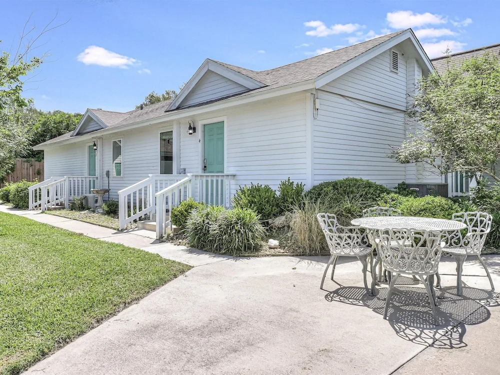 Coast Oaks Cottage 4 1 Bedroom Cottage by RedAwning