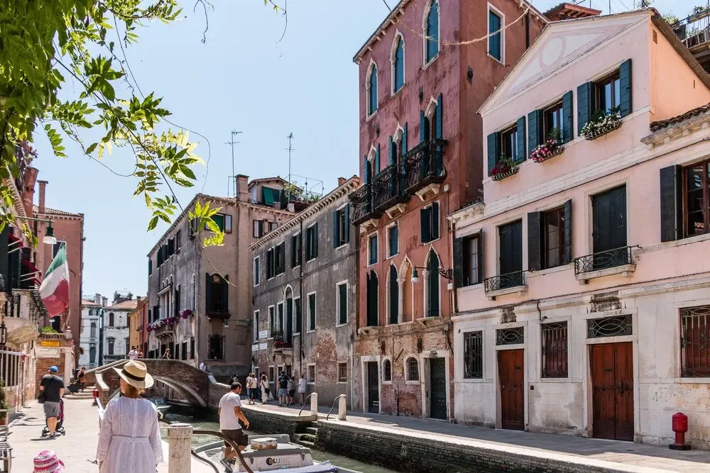 20 Windows on Venice