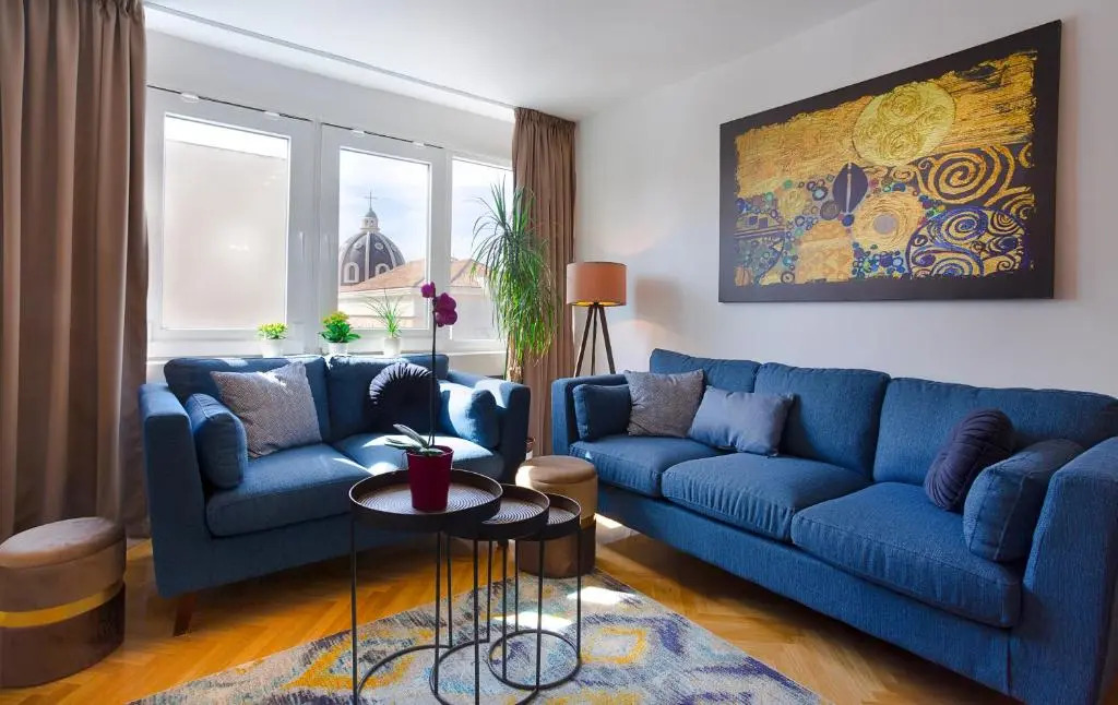 Deluxe City Center Blue Apartment
