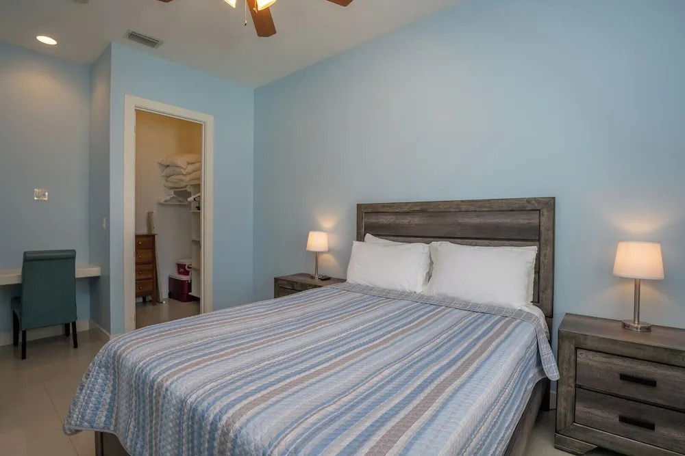 Casual Condo Near Beach w/ Pools, hot tub & Grill!